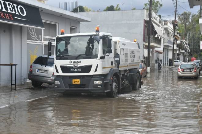 Συνεργεία του Δήμου επιχειρούν από τα ξημερώματα στις Ιτιές για τα προβλήματα που άφησε πίσω της η κακοκαιρία - ΦΩΤΟ