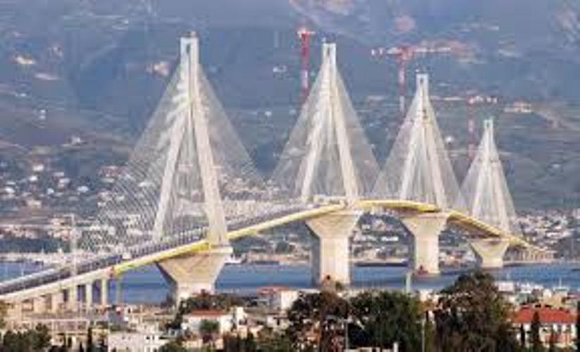 Πάτρα: Αστικό λεωφορείο συγκρούστηκε με Ι.Χ.