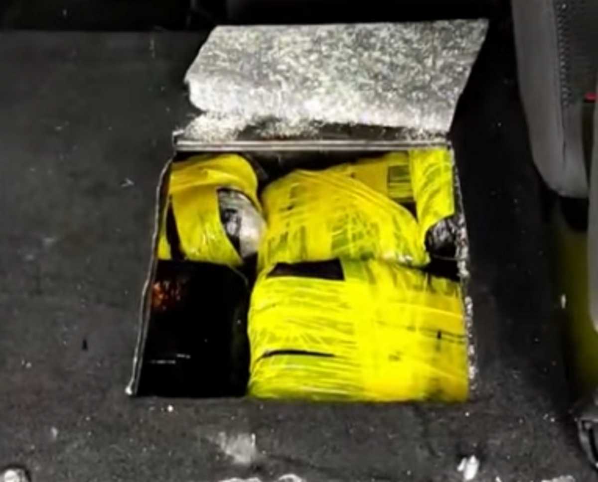 Ξηλώνουν τα καθίσματα αυτοκινήτου και ανακαλύπτουν τα ναρκωτικά που έκρυψε ο οδηγός