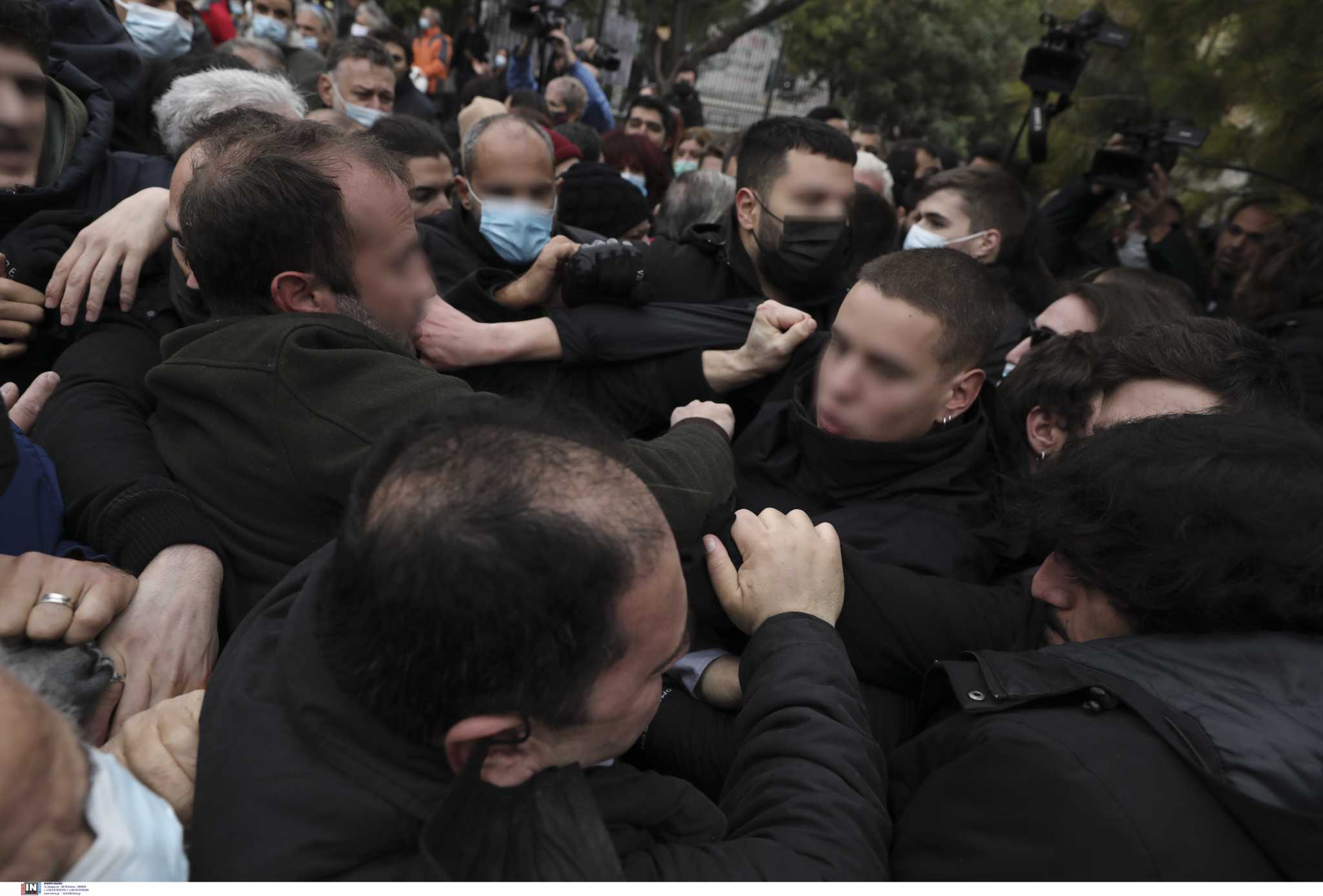 Πολυτεχνείο: Συνεχής ένταση – Μπουνιές και τραμπουκισμοί σε βουλευτές της ΝΔ και στελέχη του ΣΥΡΙΖΑ