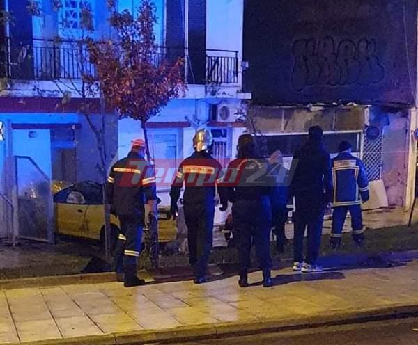 Πάτρα: ΙΧ "Καρφώθηκε" σε αυλή σπιτιού - Σοβαρά τραυματισμένος ο οδηγός ΦΩΤΟ