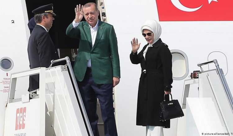 Τουρκία – Πόσα χρόνια πρέπει να δουλεύουν για να αγοράσουν την τσάντα της Εμινέ Ερντογάν