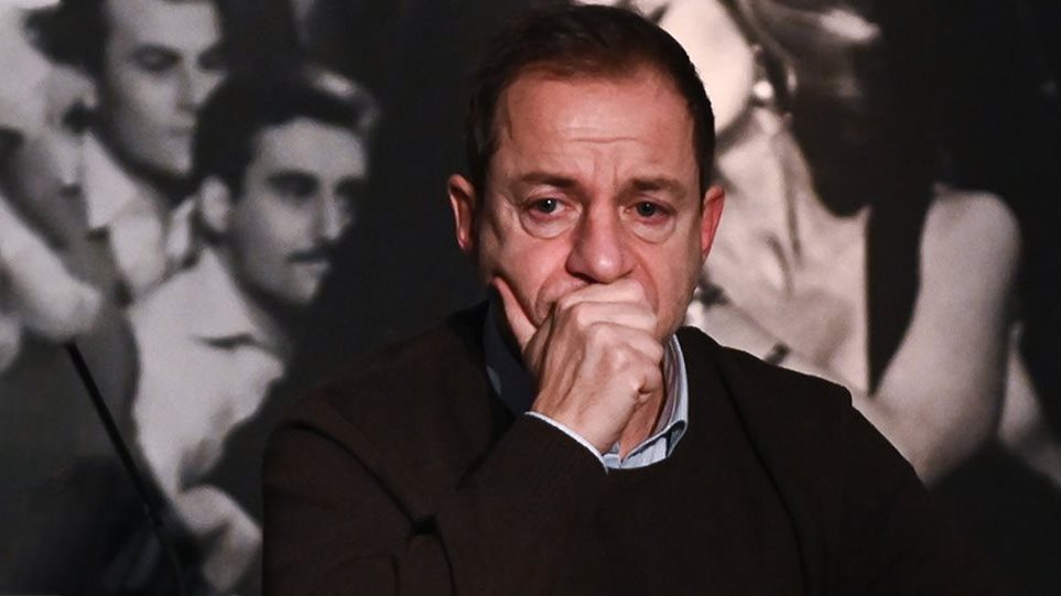 Ο Δημήτρης Λιγνάδης δεν θα πάει τελικά στην κηδεία της μητέρας του