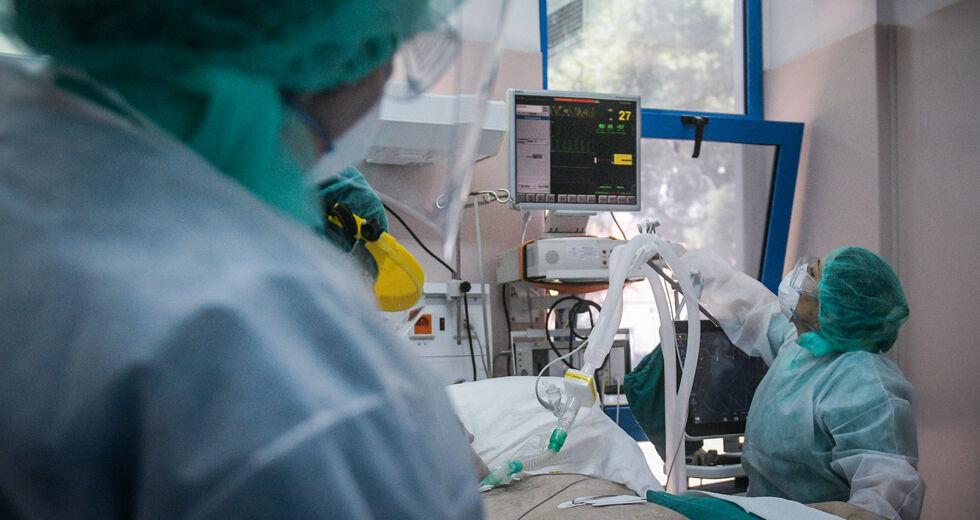 «Πόλεμος» μετά την έρευνα Τσιόδρα – Λύτρα για τις ΜΕΘ COVID και τη θνητότητα