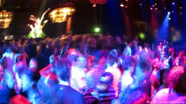 Βερολίνο: Οι θαμώνες των νυχτερινών κέντρων δεν θα μπορούν να χορεύουν από τις 8 Δεκεμβρίου