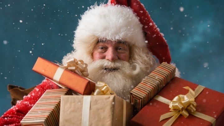 Απτόητος από την πανδημία ο Άγιος Βασίλης ταξιδεύει σε όλο τον κόσμο για να μοιράσει δώρα