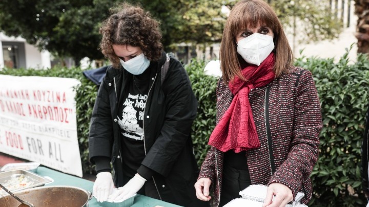 Η Πρόεδρος της Δημοκρατίας μοίρασε φαγητό μαζί με την κοινωνική κουζίνα «Ο Άλλος Άνθρωπος»