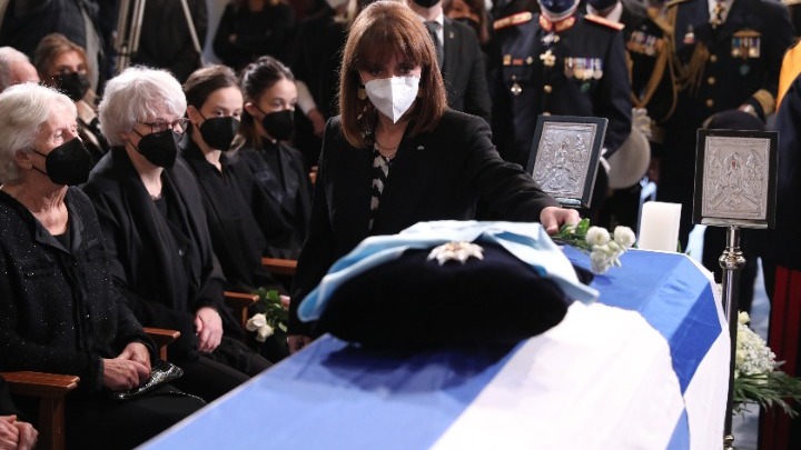 Η Ελλάδα αποχαιρετά τον Κάρολο Παπούλια