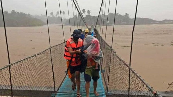 Φιλιππίνες: Ξεπέρασε τους 400 νεκρούς ο απολογισμός των θυμάτων του τυφώνα Ράι