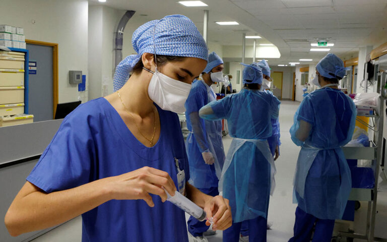 Κρούσματα: Νέο μαύρο ρεκόρ αναμένεται σήμερα με περίπου 50.000 κρούσματα