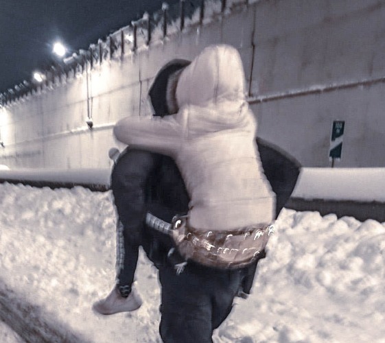 Κακοκαιρία: Η φωτογραφία που "σπάει" καρδιές! Αστυνομικός κουβαλάει μικρό κοριτσάκι στην πλάτη του - Είχε εγκλωβιστεί με τον πατέρα της - ΦΩΤΟ