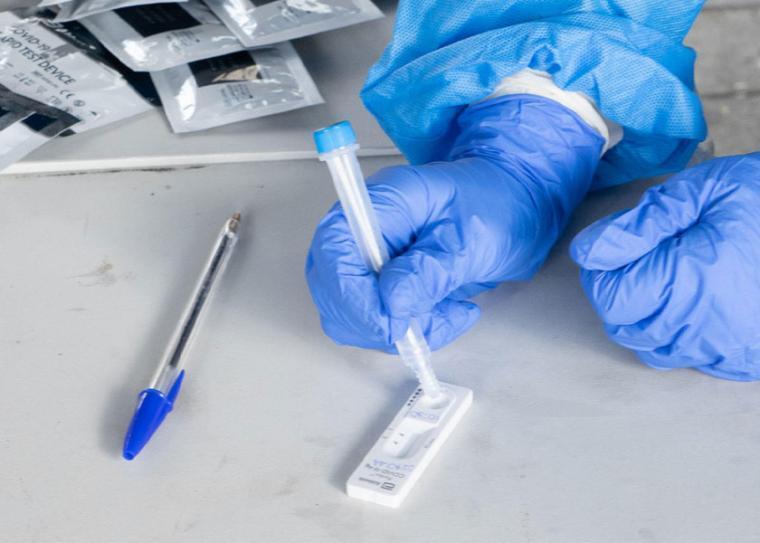 Υπ. Εργασίας: Αρκεί το rapid test για να θεωρείται δικαιολογημένα απών από την εργασία του εργαζόμενος που νοσεί