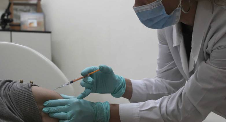 Οικονόμου – Αν χρειαστεί θα υπάρξει επέκταση της υποχρεωτικότητας εμβολιασμού