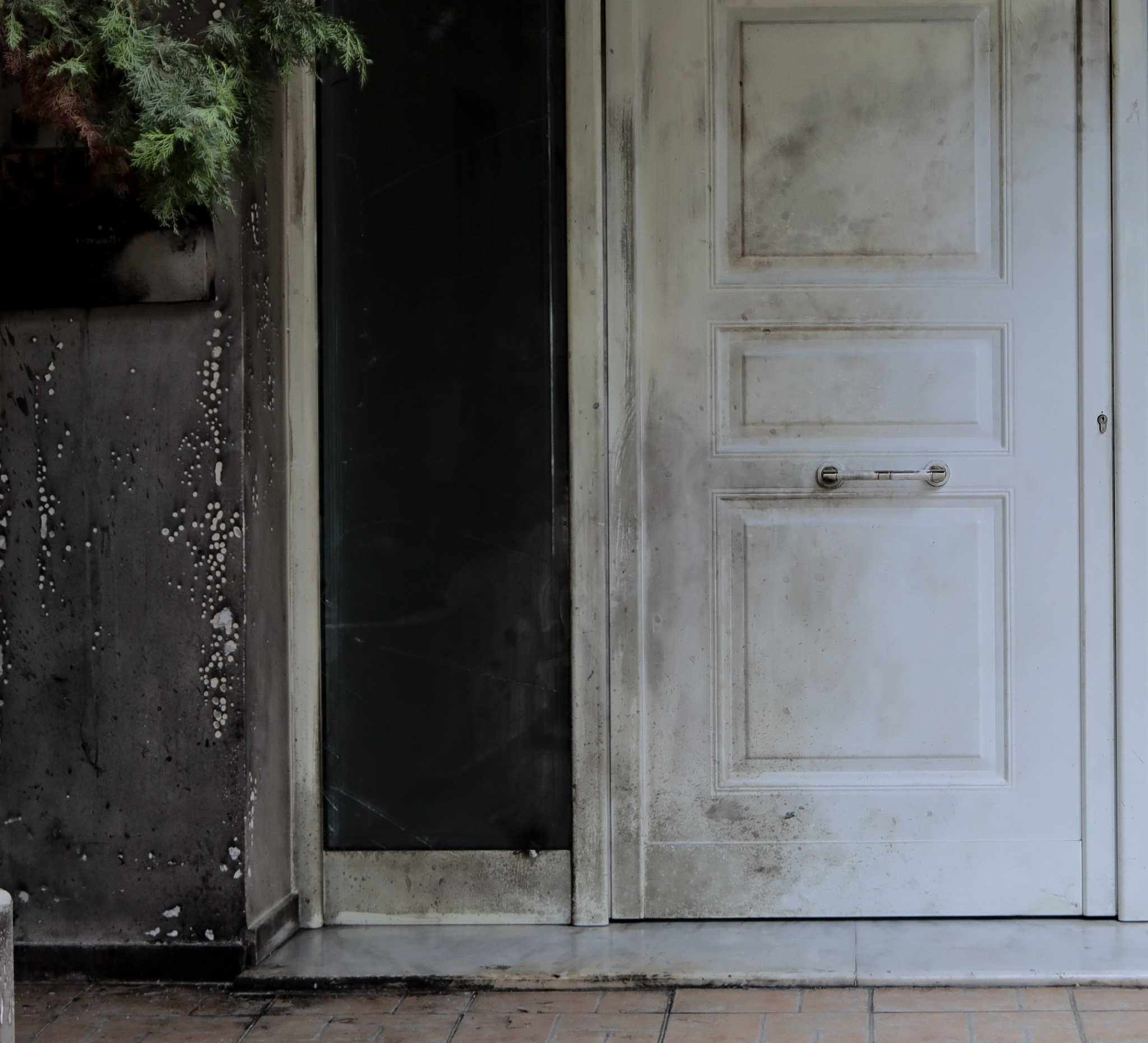 Θεσσαλονίκη: Έκρηξη από επίθεση με γκαζάκια σε είσοδο πολυκατοικίας