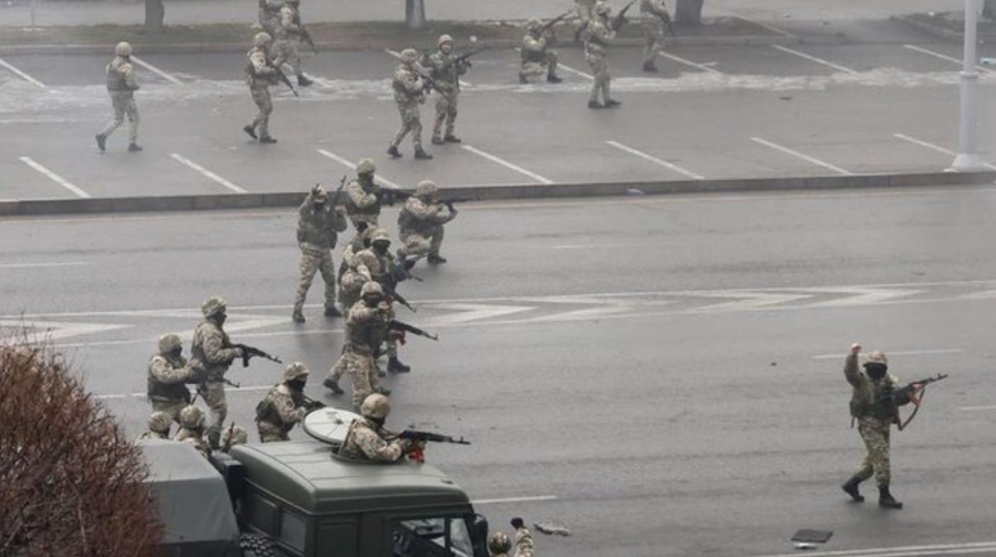 Πεδίο μάχης το Καζακστάν: Στρατιώτες πυροβολούν εναντίον διαδηλωτών στην κεντρική πλατεία του Αλμάτι