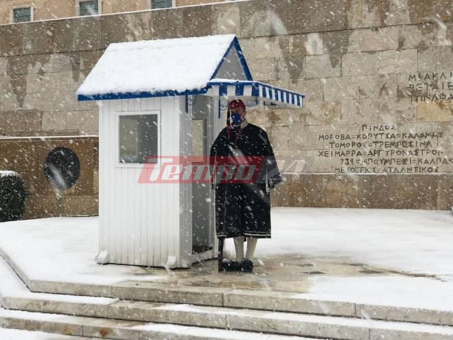 Στα λευκά ο Άγνωστος Στρατιώτης - Αγέρωχοι οι εύζωνες (ΦΩΤΟ)