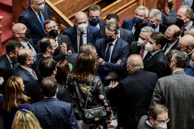 Πρόταση μομφής: Η ενόχληση της κυβέρνησης για τη στάση του ΚΙΝΑΛ – Οι αιχμηρές αναφορές Μητσοτάκη