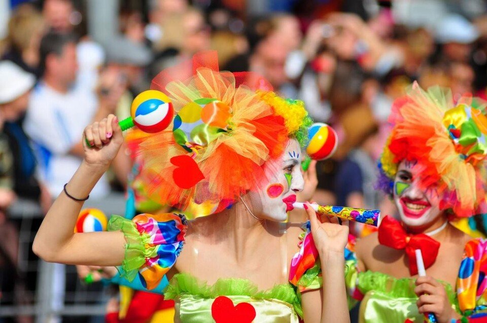 Κορονοϊός: Σε ...εκκρεμότητα το Καρναβάλι - Αυξάνεται η χωρητικότητα στα γήπεδα - "Απελευθερώνονται" οι σχολικές εκδρομές