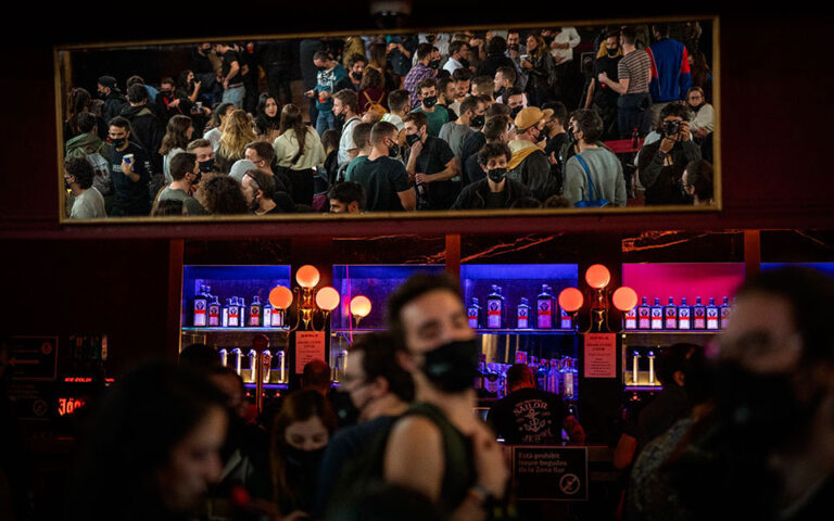 Πανδημία: Χαλάρωση των μέτρων εισηγείται η κυβέρνηση - Και για όρθιους η διασκέδαση