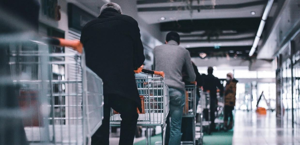 Η ακρίβεια διαλύει τους οικογενειακούς προϋπολογισμούς - Τι μέτρα αναμένονται