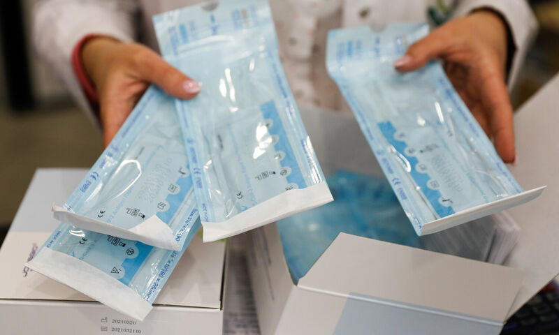 Στα φαρμακεία από σήμερα τα δωρεάν self test για μαθητές και εμβολιασμένους εκπαιδευτικούς