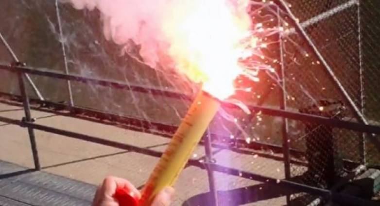 Οπαδοί έκαψαν διαιτητή με καπνογόνο