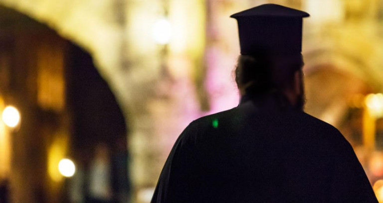 Ιερέας είπε σε πιστούς που έχουν σκύλους να μην πηγαίνουν εκκλησία και ...να ρίξουν φόλα