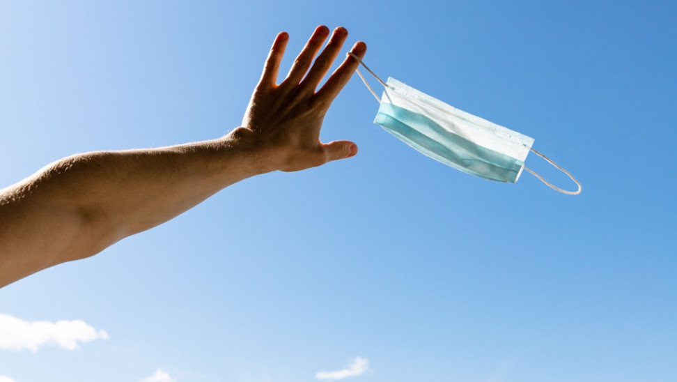 Κορονοϊός: Τέλος η μάσκα στους εξωτερικούς χώρους - Τι εισηγείται η Επιτροπή