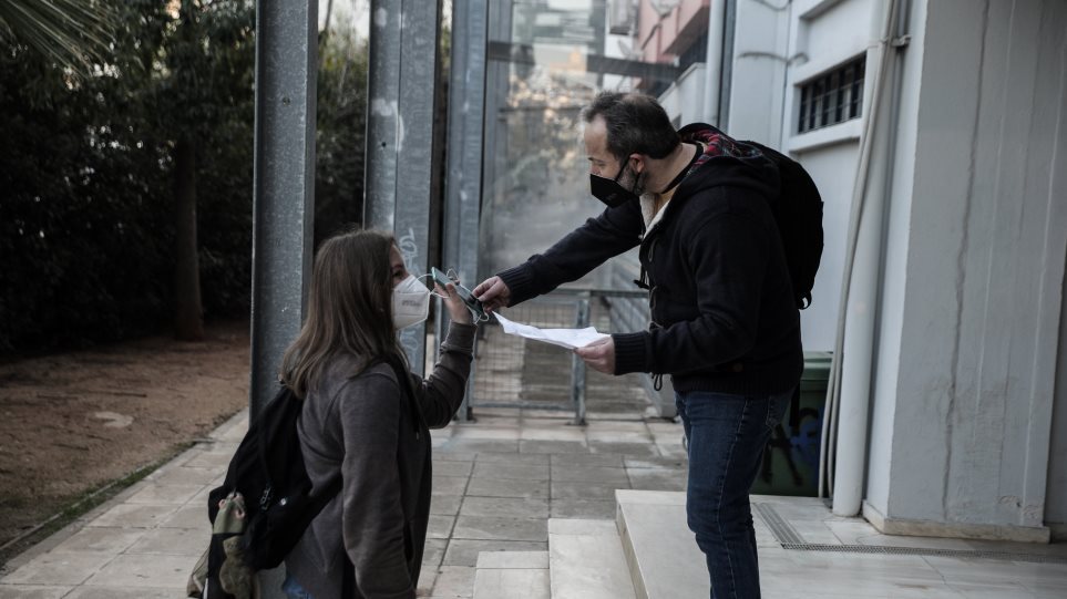 Χαλάρωση μέτρων: Αύξηση χωρητικότητας στο 75% στα γήπεδα εισηγείται η Επιτροπή – Τι θα γίνει με τα self tests στα σχολεία