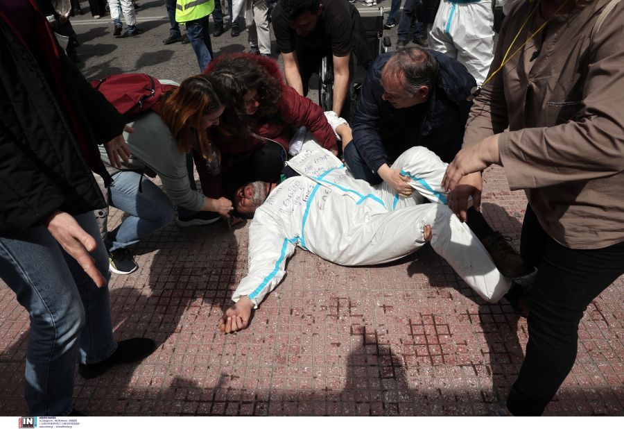 Ένταση και χημικά στο συλλαλητήριο των υγειονομικών στο κέντρο της Αθήνας