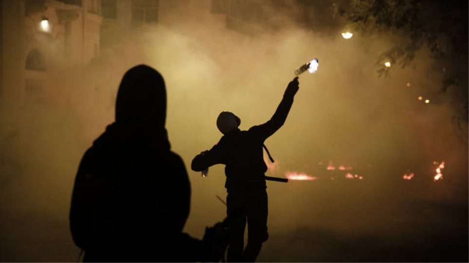 Πέταξαν 30 μολότοφ στα Εξάρχεια