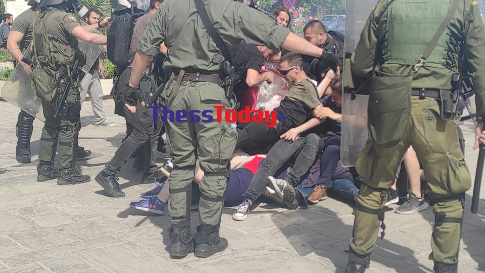 Επεισόδια μεταξύ φοιτητών και ΜΑΤ στο ΑΠΘ - Έσπασαν την είσοδο της Πρυτανείας (ΦΩΤΟ & ΒΙΝΤΕΟ)