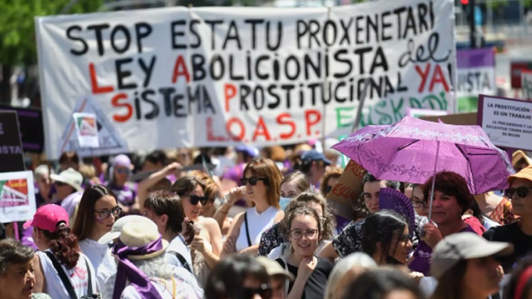 Μαδρίτη: Διαδήλωσαν χιλιάδες γυναίκες κατά της πορνείας
