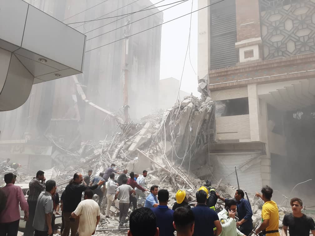 Ιράν: Κατέρρευσε κτίριο 10 ορόφων – Τουλάχιστον 5 νεκροί και 80 εγκλωβισμένοι