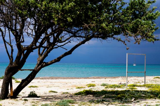 Υψηλές θερμοκρασίες με νεφώσεις και τοπικές βροχές την Παρασκευή