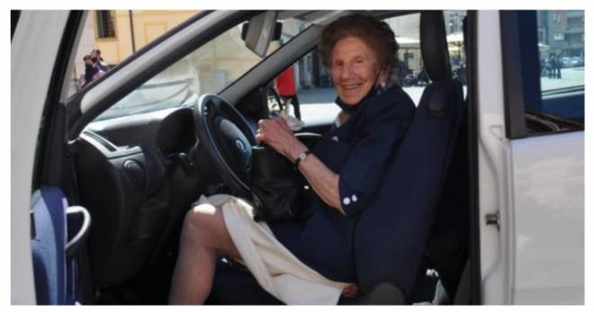 Γυναίκα οδηγός ετών 100 ανανέωσε για ακόμη δυο χρόνια το δίπλωμα οδήγησης!