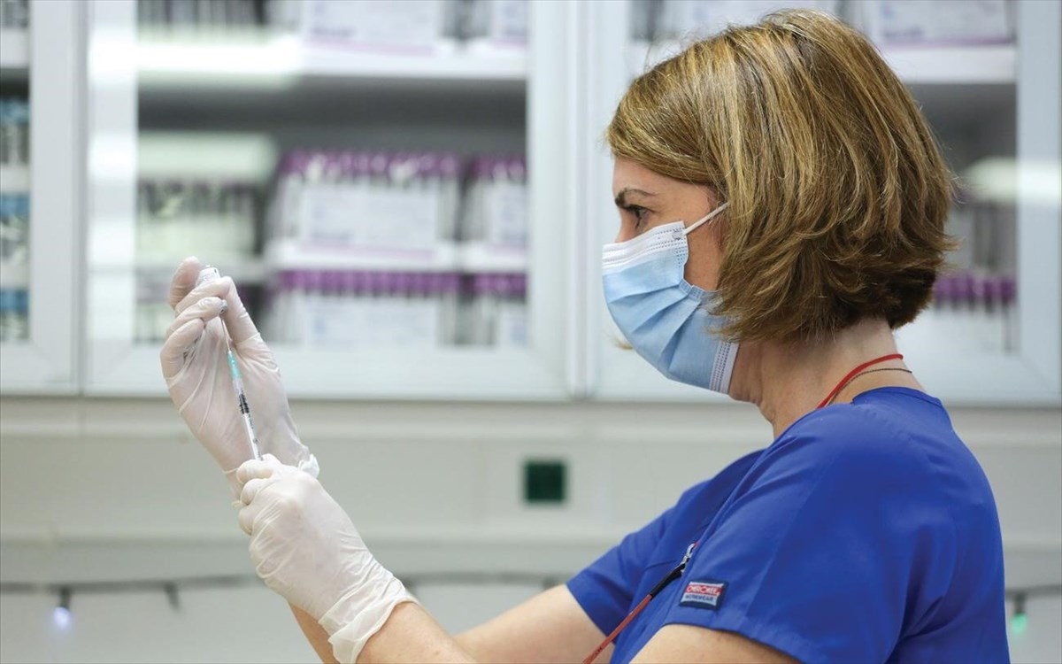 Κορονοϊός: «H 4η δόση αφορά συγκεκριμένα άτομα»
