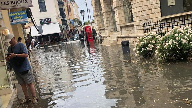 Πλημμύρισε το Ρέθυμνο μετά από καταιγίδα