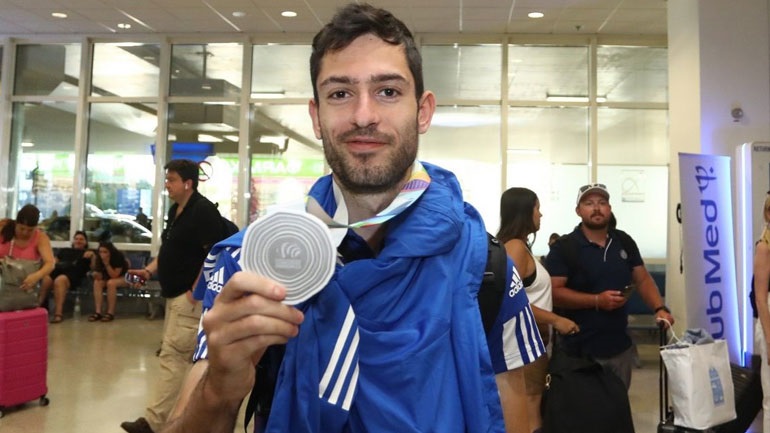 Ο Τεντόγλου επέστρεψε στην Αθήνα με το ασημένιο μετάλλιο στον λαιμό του