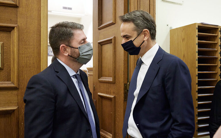 Το πρώτο «άτυπο» ντιμπέιτ Ανδρουλάκη και Μητσοτάκη στο Ευρωπαϊκό Κοινοβούλιο