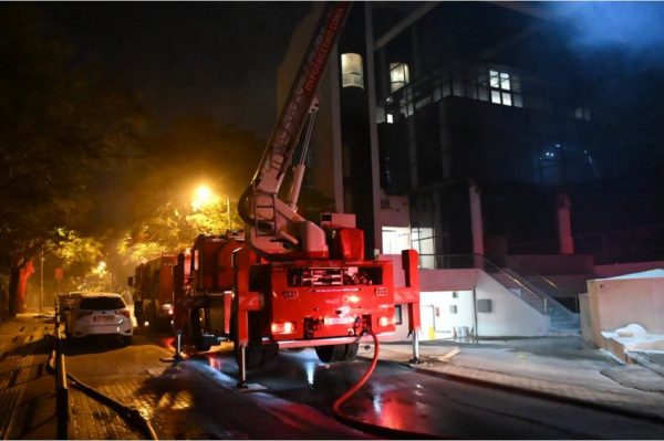 Πυρκαγιά στον Real: Υπολείμματα εκρηκτικού μηχανισμού στην είσοδο του κτιρίου - Εργαζόμενη στο νοσοκομείο