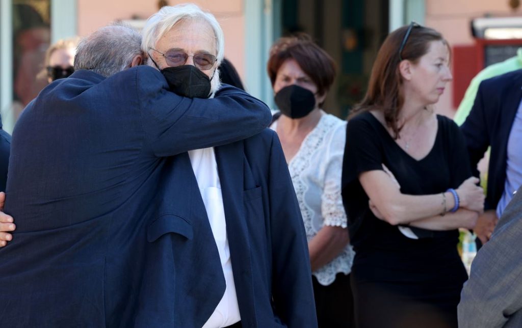 Γιάννης Σμαραγδής: Συντετριμμένος ο σκηνοθέτης στη κηδεία της γυναίκας του