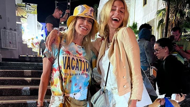 Σοφία Καρβέλα-Άννα Βίσση: Βόλτα στα σοκάκια της Σαντορίνης με stylish looks