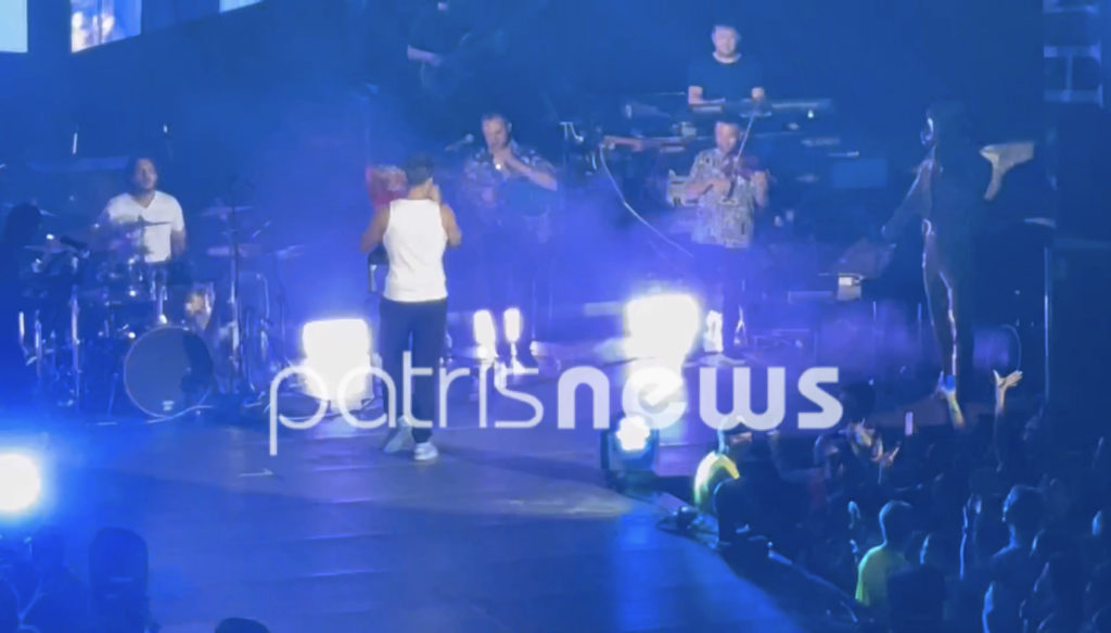 Κωνσταντίνος Άργυρος – Αρχαία Ολυμπία: Θαυμάστρια του πέταξε το… σουτιέν της! BINTEO