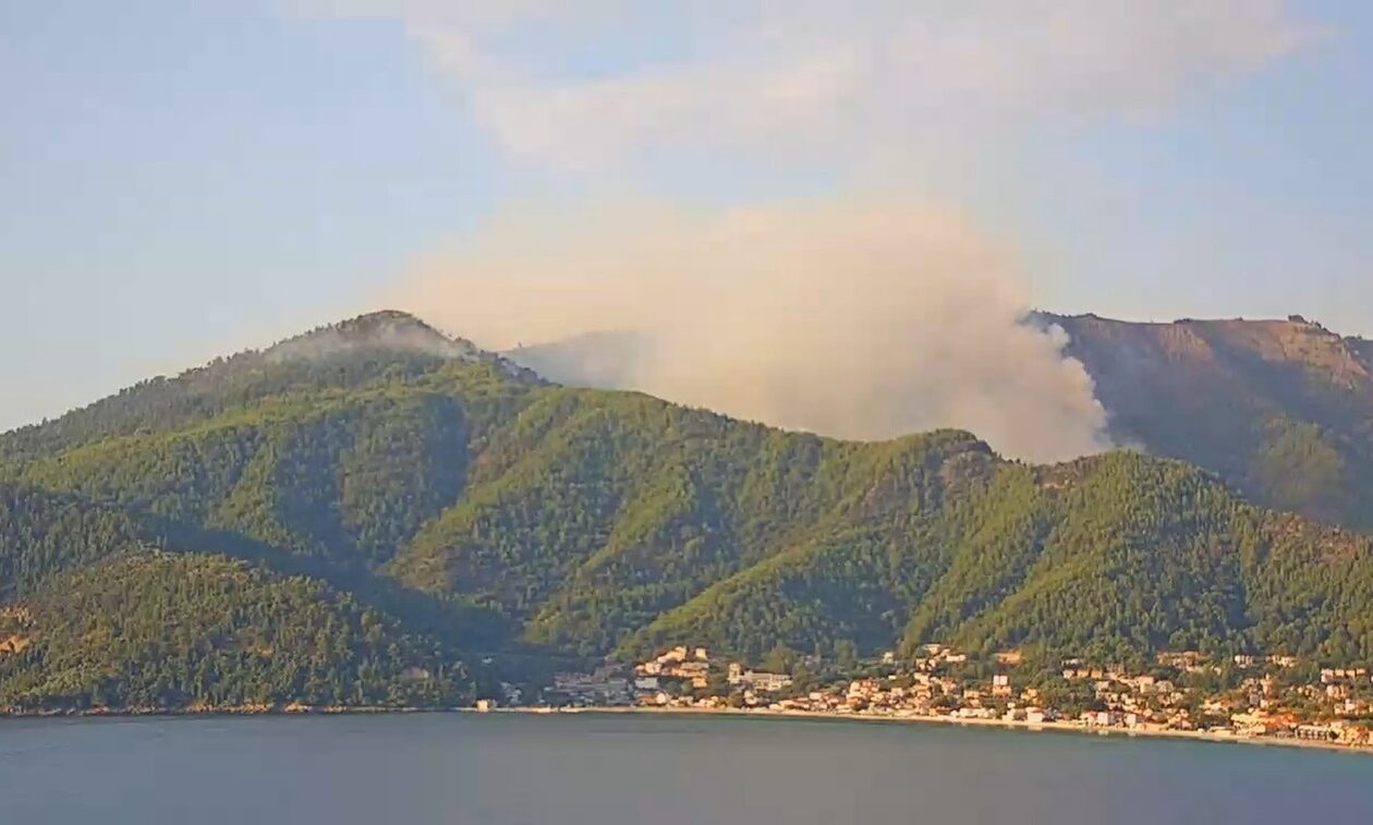 Φωτιά στη Θάσο: Μεγάλη η αναζωπύρωση – Στη μάχη τα εναέρια μέσα