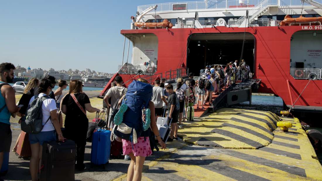 Φεύγουν και οι τελευταίοι εκδρομείς του Δεκαπενταύγουστου – Το αδιαχώρητο σε λιμάνια και αεροδρόμια