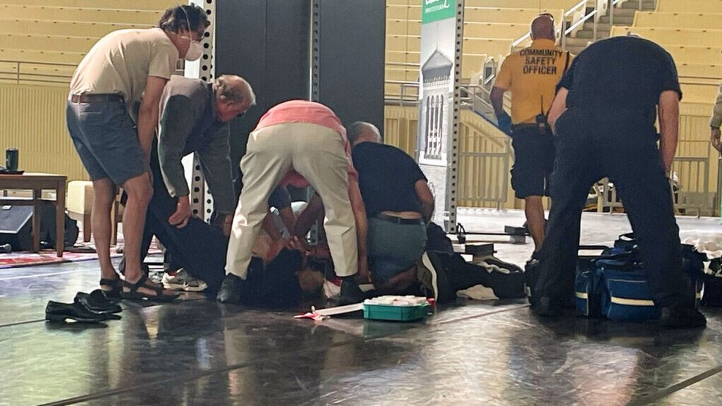 Παγκόσμιο σοκ με την απόπειρα δολοφονίας του συγγραφέα Σαλμάν Ρούσντι