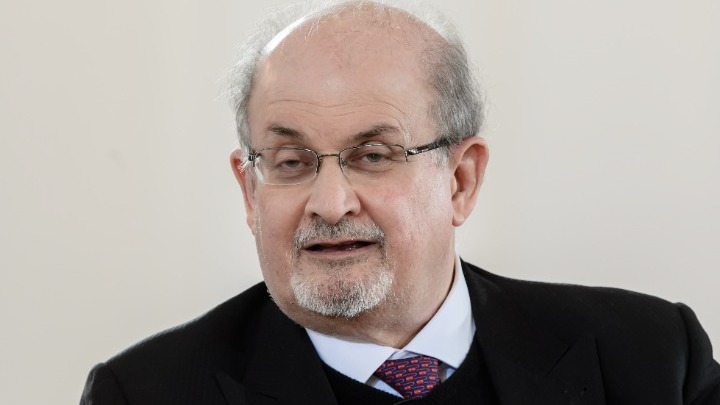 Σαλμάν Ρούσντι: H κατάστασή του “ οδεύει προς την σωστή κατεύθυνση”