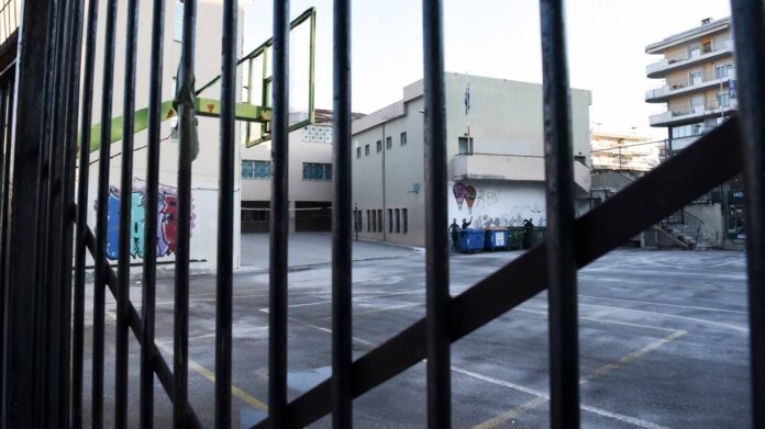 Γυναίκα σε έξαλλη κατάσταση μπήκε σε σχολείο και απειλούσε να μαχαιρώσει μαθητές