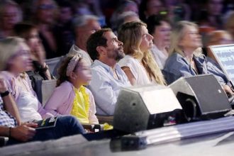 Χρυσή Βαρδινογιάννη - Κωνσταντίνος Μαρκουλάκης: Δημόσια εμφάνιση στο θέατρο μετά από καιρό